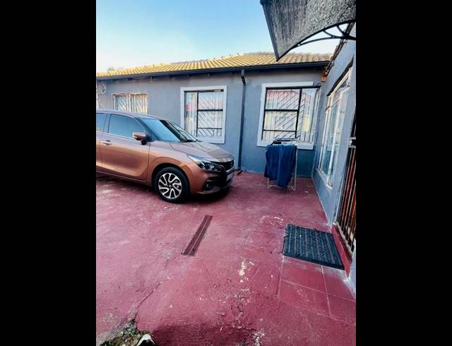 3 BEDROOM HOUSE FOR SALE IN COSMO CITY